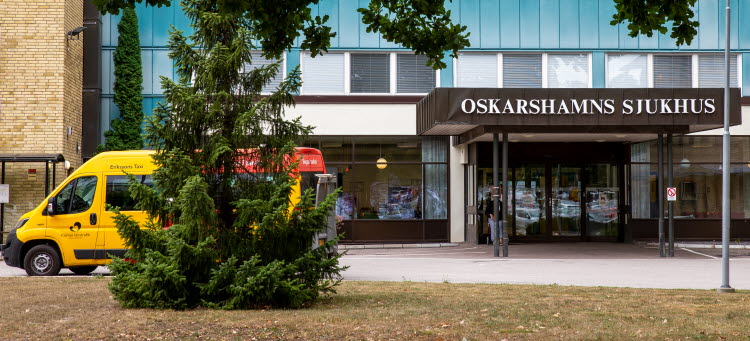 Bild på entrén till Oskarshamns sjukhus.