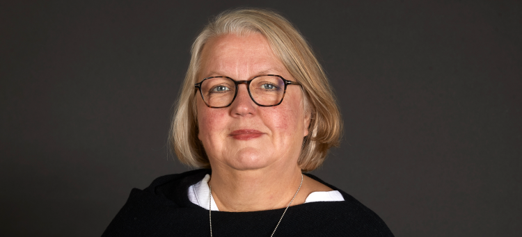 Porträttbild av Magdalena Bosson som tittar in i kameran.