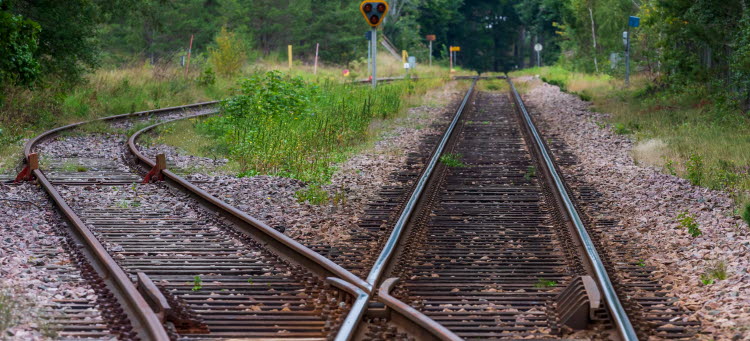Tågräls som delar sig till två spår.