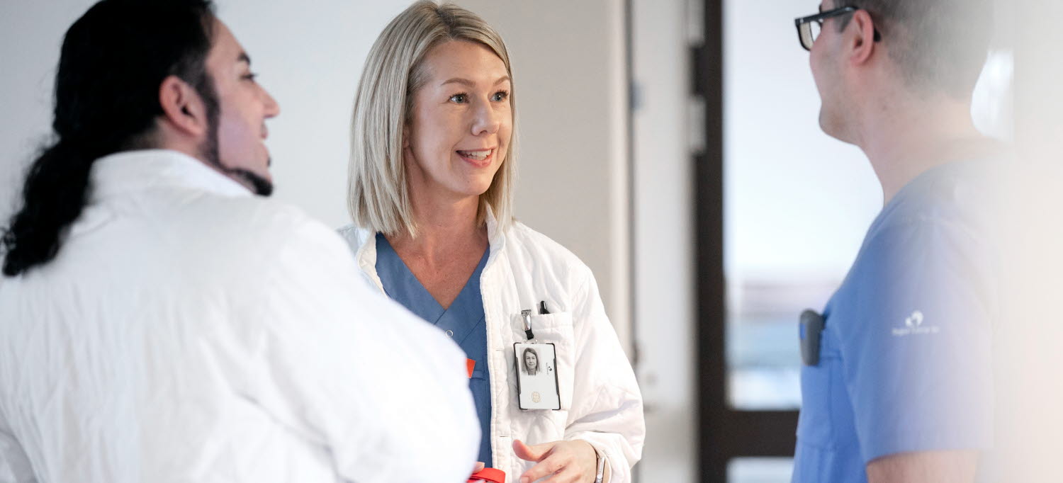 medarbetare pratar i en korridor