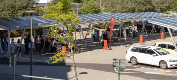 Solceller är byggda över parkeringsplatser på Oskarshamns sjukhus.