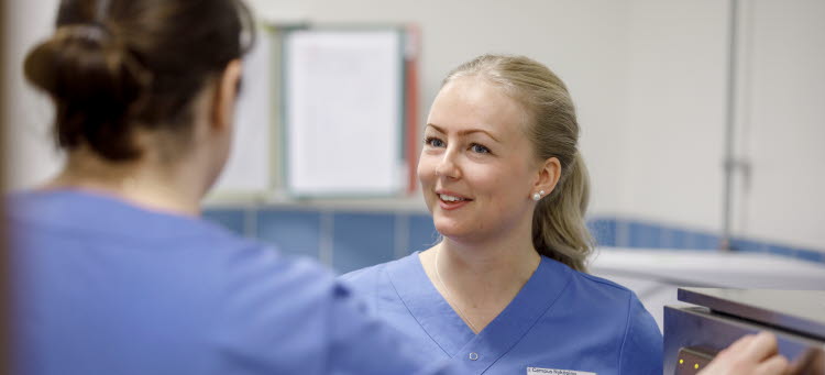 Tandsköterska i ett behandlingsrum.