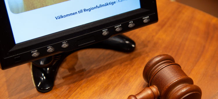 Datorskärm och ordförandeklubba