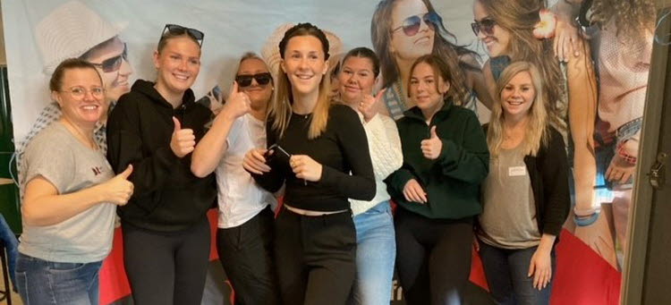 Fem gymnasieelever gör tummen upp