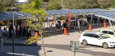 Solceller är byggda över parkeringsplatser på Oskarshamns sjukhus.