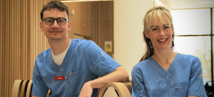 Bild på två medarbetare