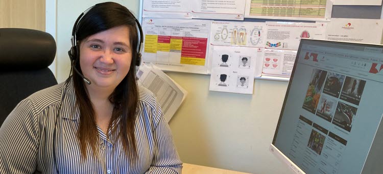 Kvinna som jobbar i folktandvårdens kontaktcenter.