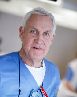 Peter Åkesson tittar in i kameran.