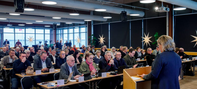 Malin Sjölander i talarstolen inför fullmäktige.
