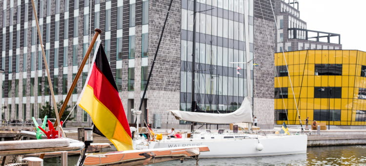 Bild på en tysk flagga som hänger från en båt i Gästhamnen i Kalmar.