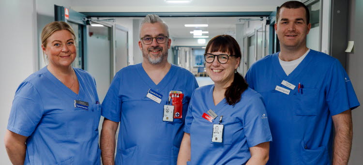 Fyra medarbetare, två kvinnliga och två manliga, från medicinkliniken i Västervik står uppställda framför kameran.