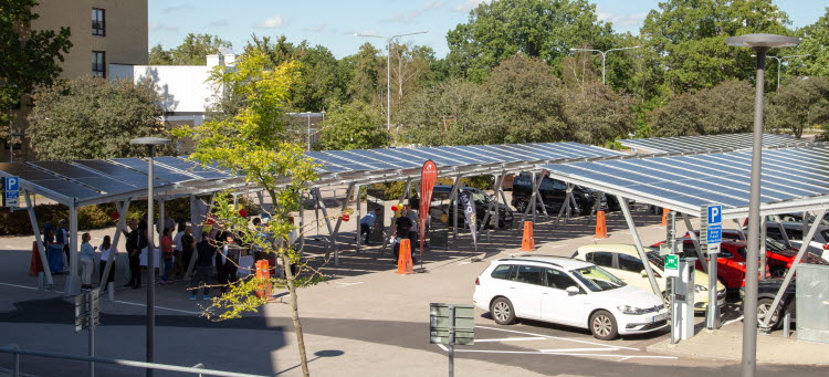 Solcellstak över parkeringsplatsen på Oskarshamns sjukhus. 