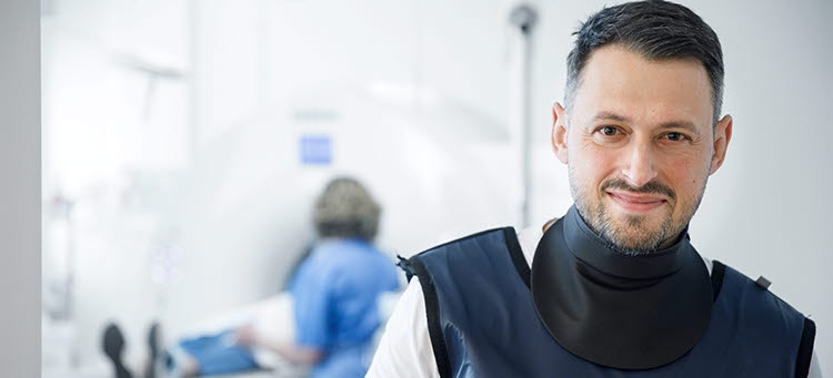 röntgensjuksköterska ser in i kameran och ler