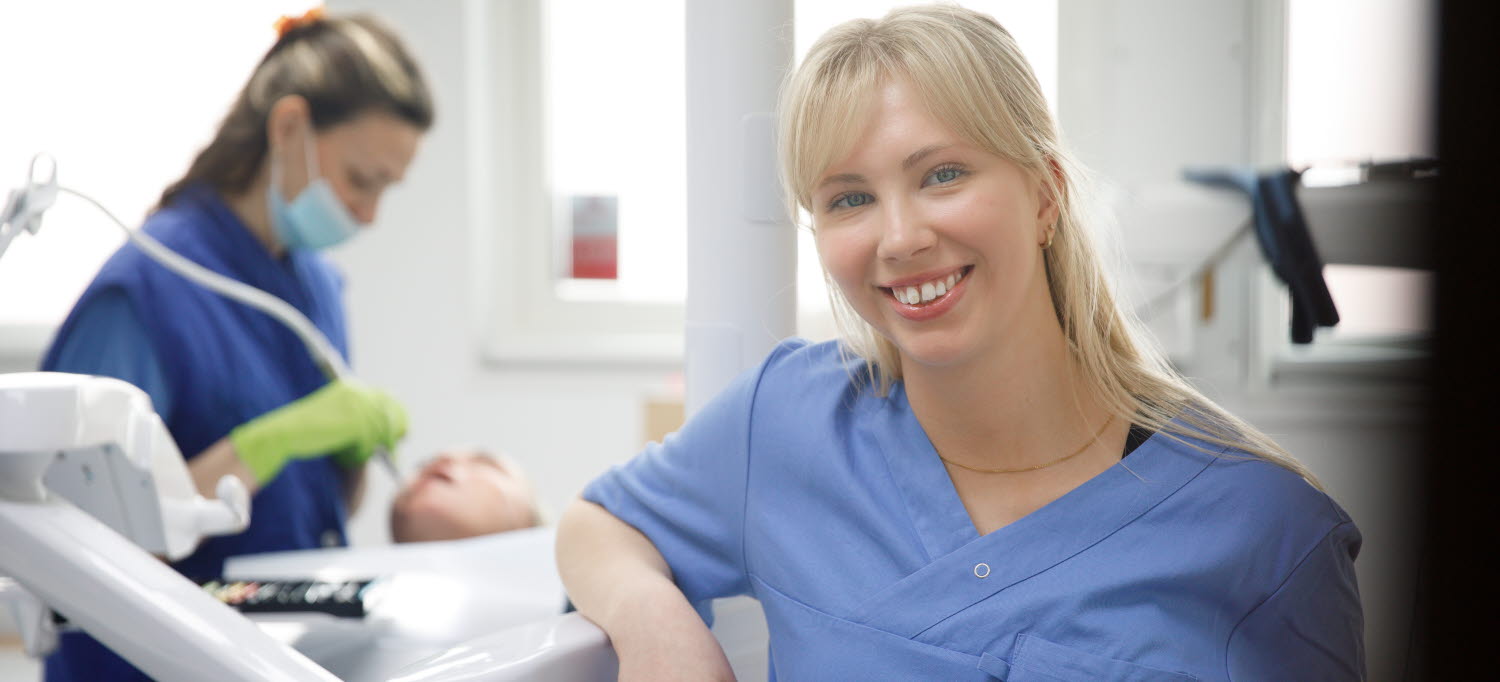 Kvinna i mottagningsrum inom tandvården.