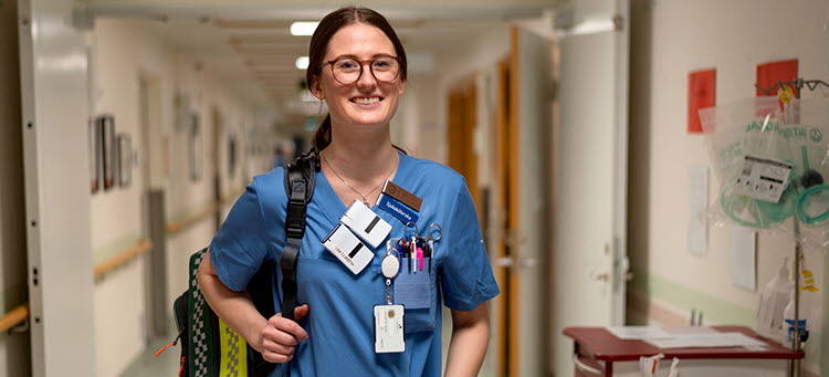 sjuksköterska i en sjukhuskorridor
