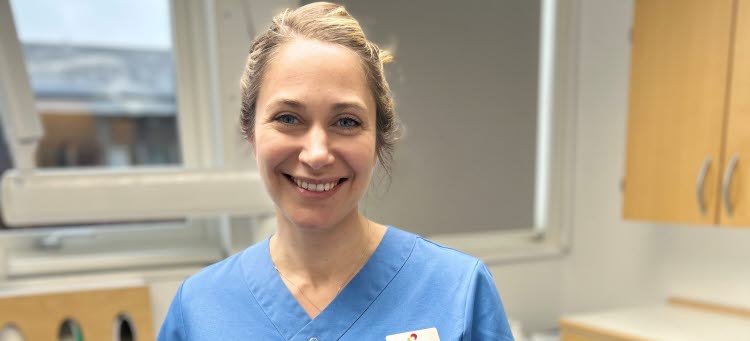 Kvinna som jobbar inom tandvården.